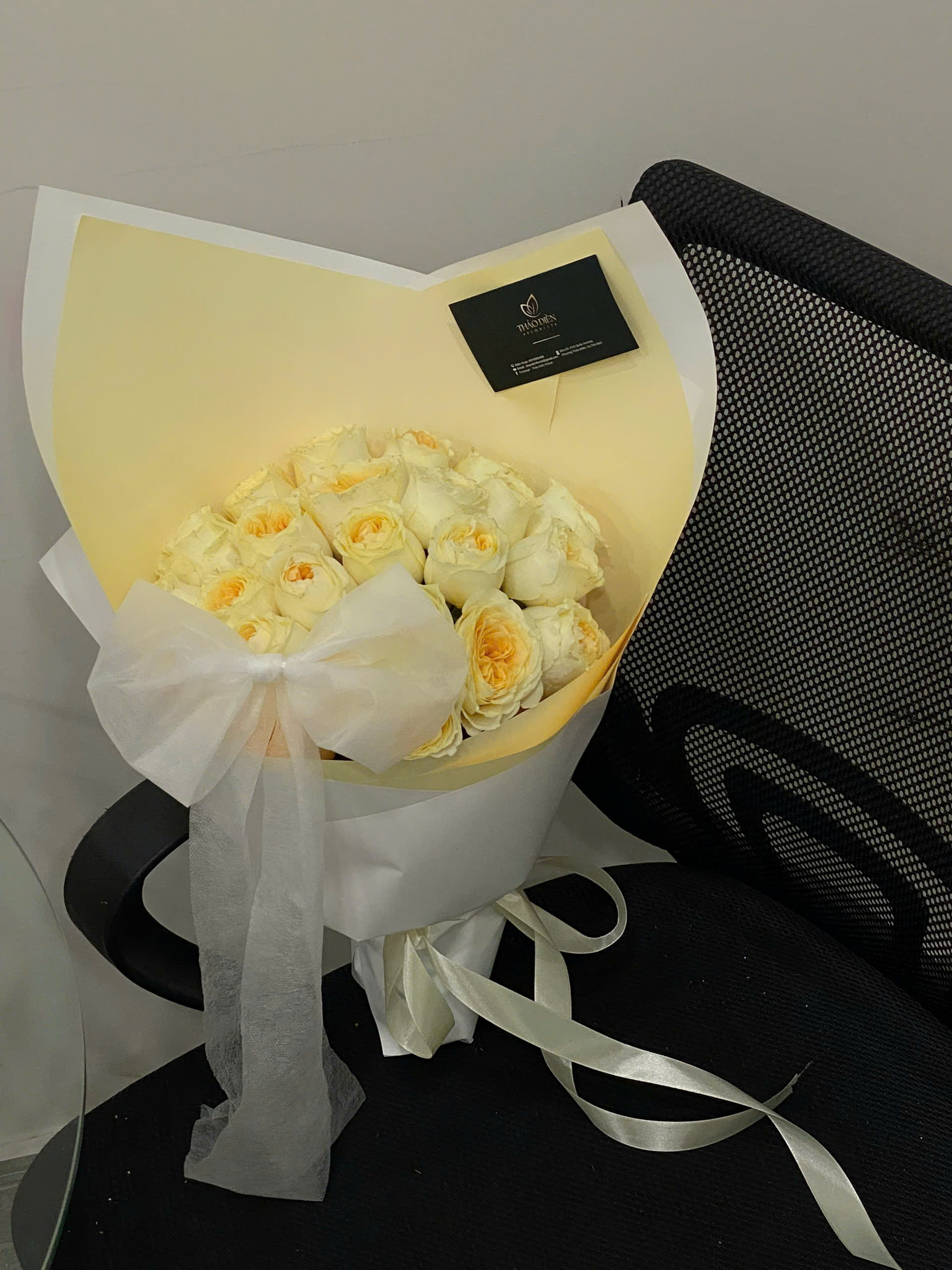Bó hoa hồng vàng kem nhập khẩu phối nơ voan sang trọng tại Thao Dien Florist