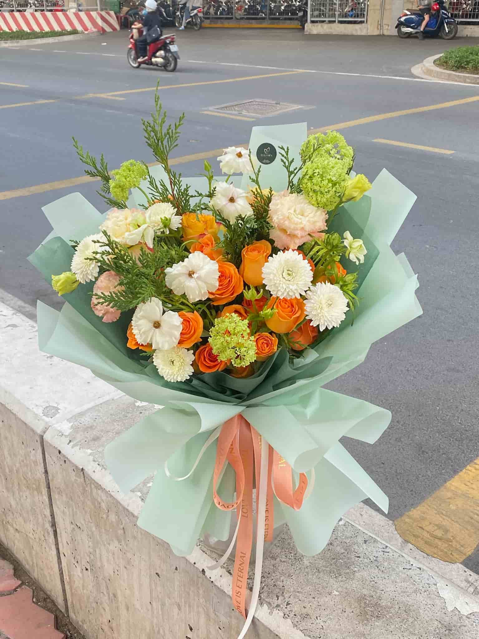 Bó Hoa Sunlit Breeze – Sắc Cam Tươi Tắn & Nhẹ Nhàng